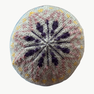 Handstickad mössa vuxen, beige/lila