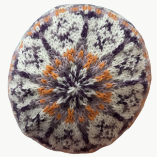 Handstickad mössa vuxen, benvit/lila