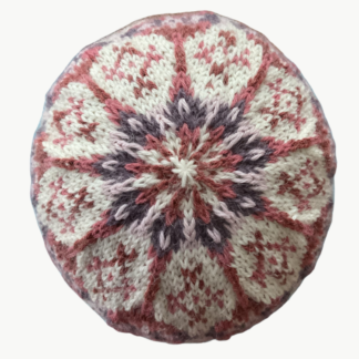 Handstickad mössa vuxen, benvit/rosa